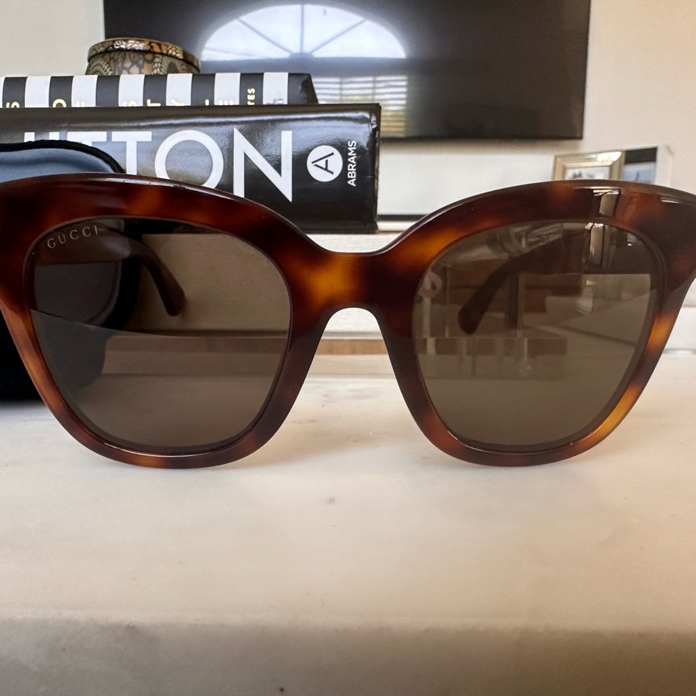 Gucci Women's Brown Square Tiger Sunglasses - Picture 4 of 9